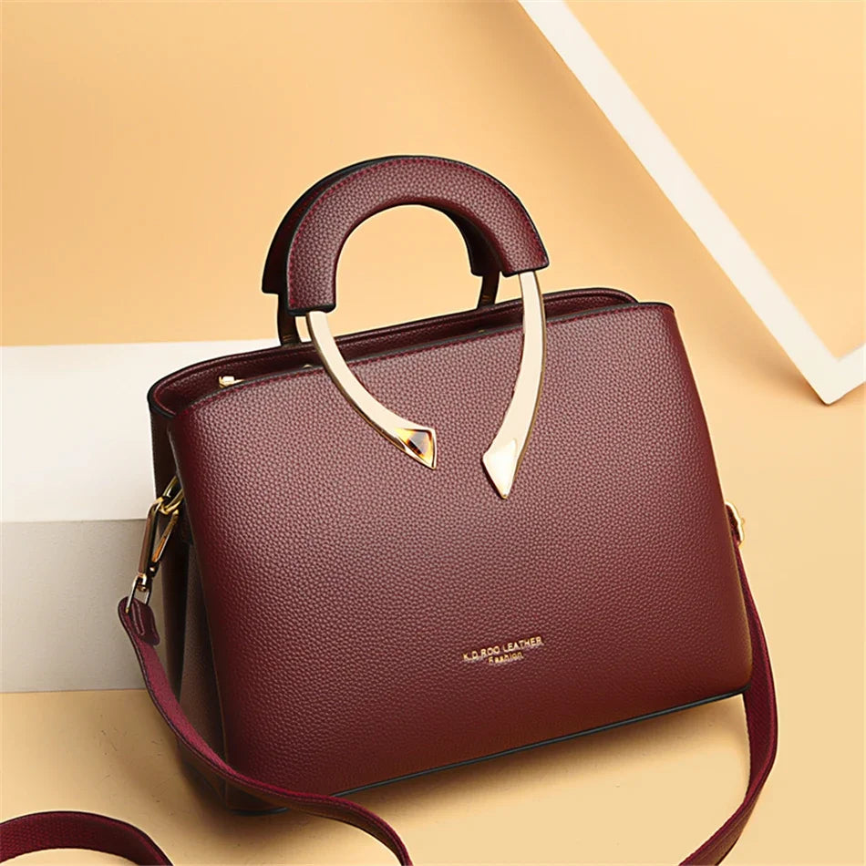 Bolsa Feminina em Couro Clássica com Funcionalidade Silvia