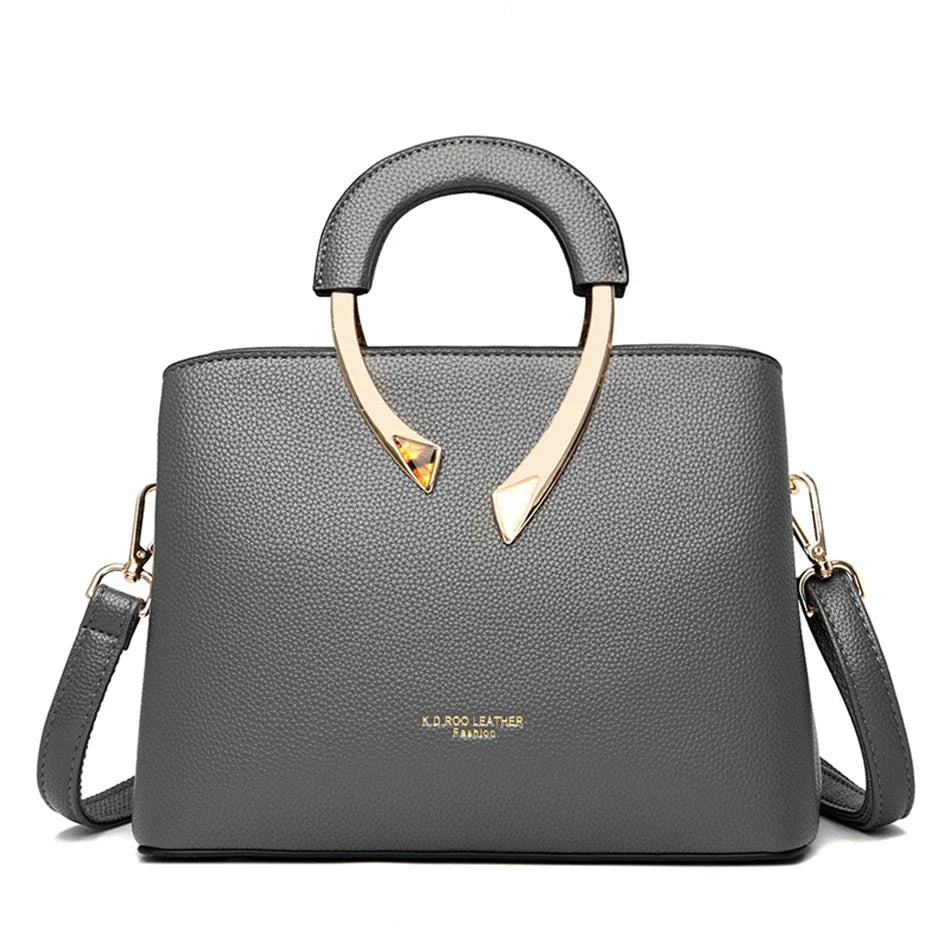Bolsa Feminina em Couro Clássica com Funcionalidade Silvia