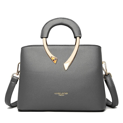 Bolsa Feminina em Couro Clássica com Funcionalidade Silvia