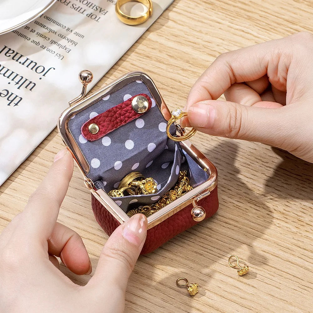 Mini Porta-Jóias Velúra – Elegância Compacta para o Seu Dia a Dia